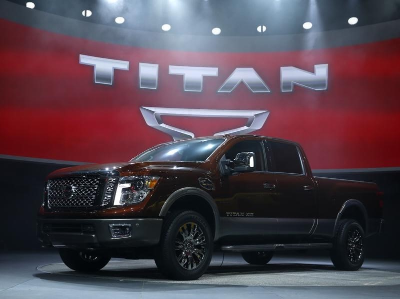 © Reuters. The 2016 Nissan Titan pickup truck is unveiled at the first press preview day of the North American International Auto Show in Detroit