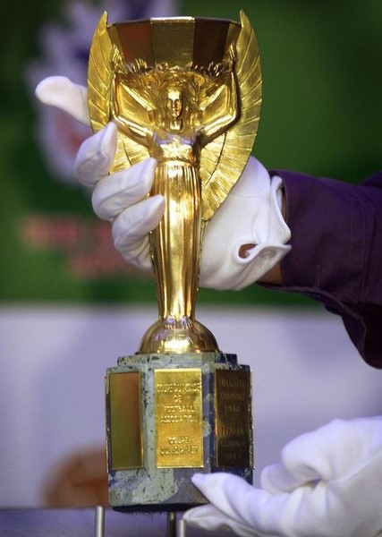 © Reuters. Réplica da taça Jules Rimet, conquistada pela Inglaterra em 1966, no Museu Nacional do Futebol, em Preston