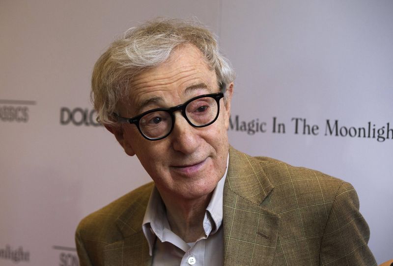 © Reuters. Amazon contrata a Woody Allen para escribir y dirigir nueva serie de TV