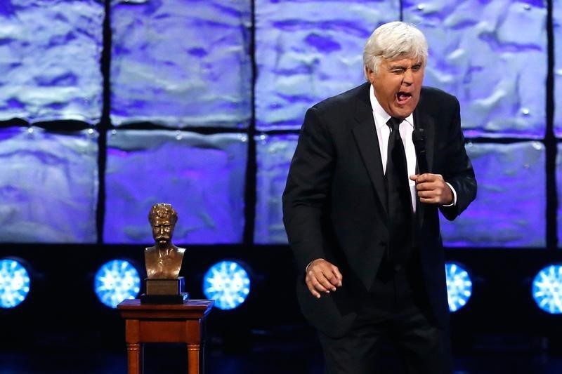 © Reuters. Comedian Jay Leno performs a stand-up act as he accepts the Mark Twain Prize for Humor onstage at the Kennedy Center in Washington