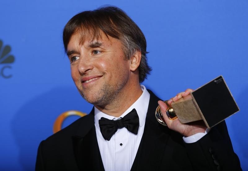 © Reuters. Director Richard Linklater poses backstage with his award for Best Director - Motion Picture for "Boyhood" at the 72nd Golden Globe Awards in Beverly Hills