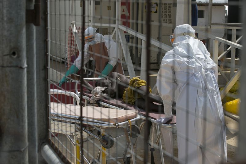 © Reuters. Agentes da saúde em Serra Leoa