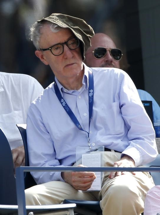 © Reuters. Cineasta Woody Allen durante semifinal entre o sérvio Djokovic e japonês Nishikori no U.S. Open em Nova York