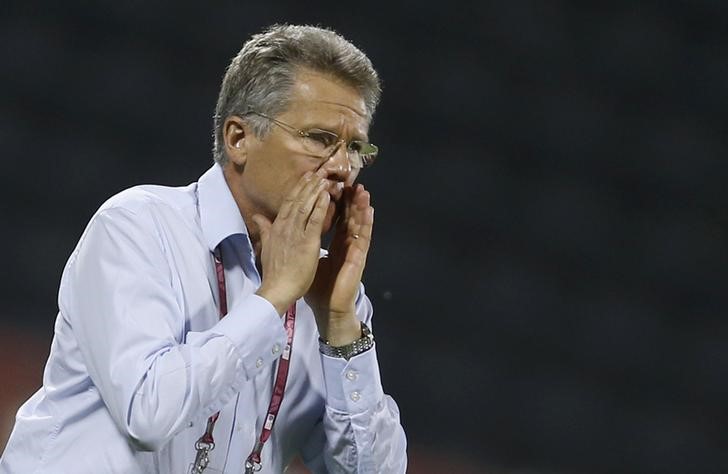 © Reuters. Técnico do Al-Khor, Laszlo Boloni, durante jogo em Doha