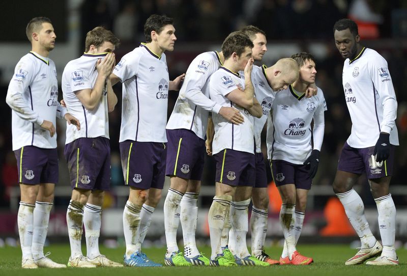 © Reuters. The Everton team react during a penalty shoot out against West Ham United during their FA Cup third round replay soccer match in London