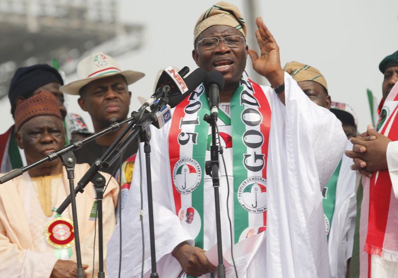 © Reuters. Presidente da Nigéria durante evento de campanha eleitoral em Lagos