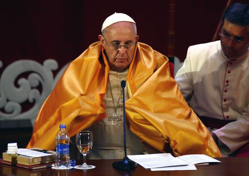 © Reuters. Pope Francis wears a saffron-coloured robe as he attends the Interreligious Encounter at the Bmich in Colombo