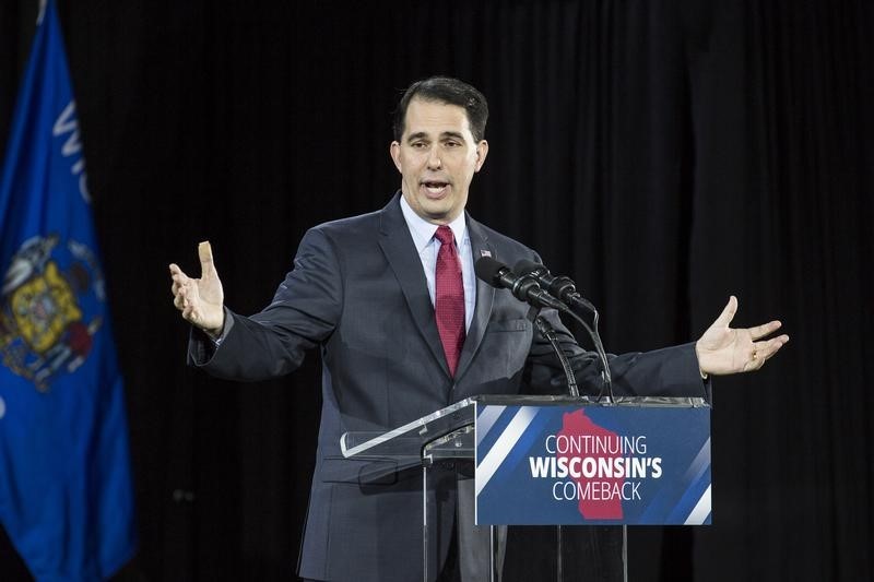 © Reuters. Wisconsin Republican Governor Walker addresses his supporters at a rally on election night in Milwaukee