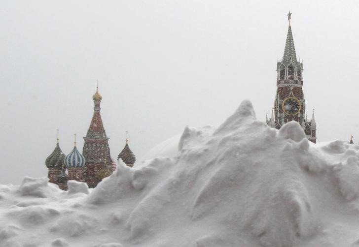 © Reuters. Сугроб на Красной площади в Москве