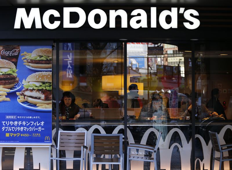 © Reuters. Visitors are seen inside a McDonald's store in Tokyo