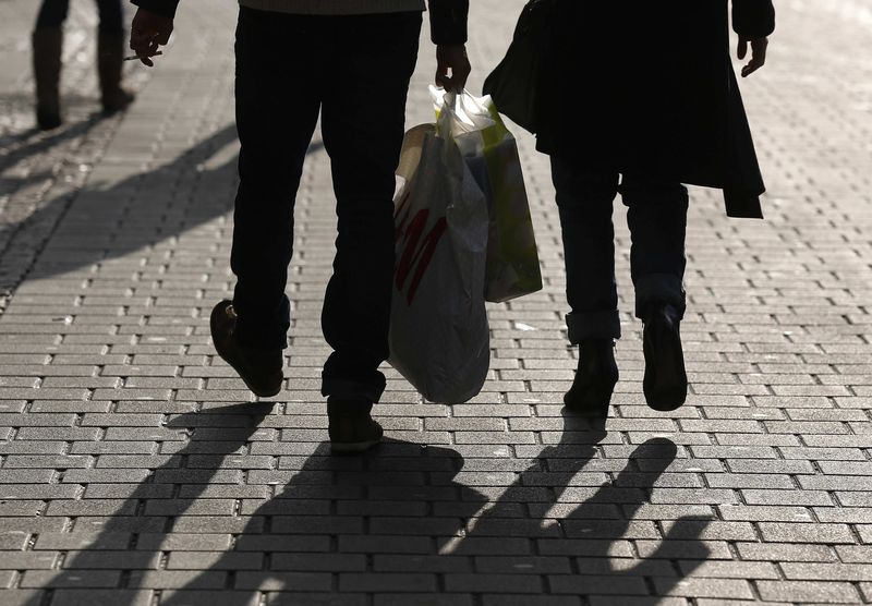 © Reuters. People carry shopping bags in Strasbourg, during the first day of winter sales in France