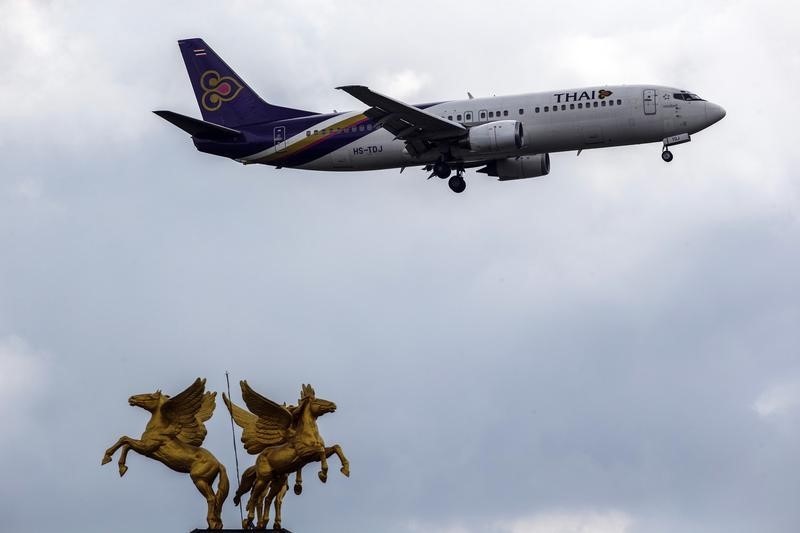 © Reuters. Thai Airways plane prepares to land at Bangkok's Suvarnabhumi Airport