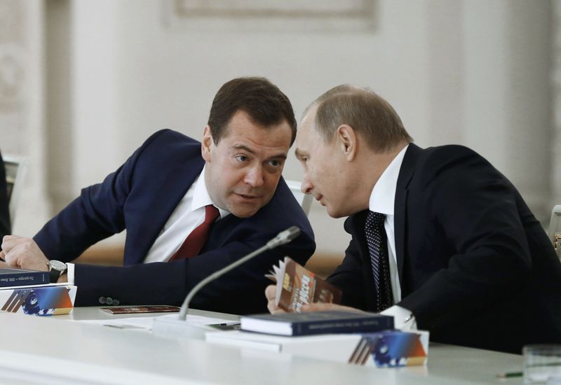 © Reuters. Russian President Vladimir Putin listens to Prime Minister Dmitry Medvedev during a meeting of the State Council and the Presidential Council for culture and art at the Kremlin in Moscow