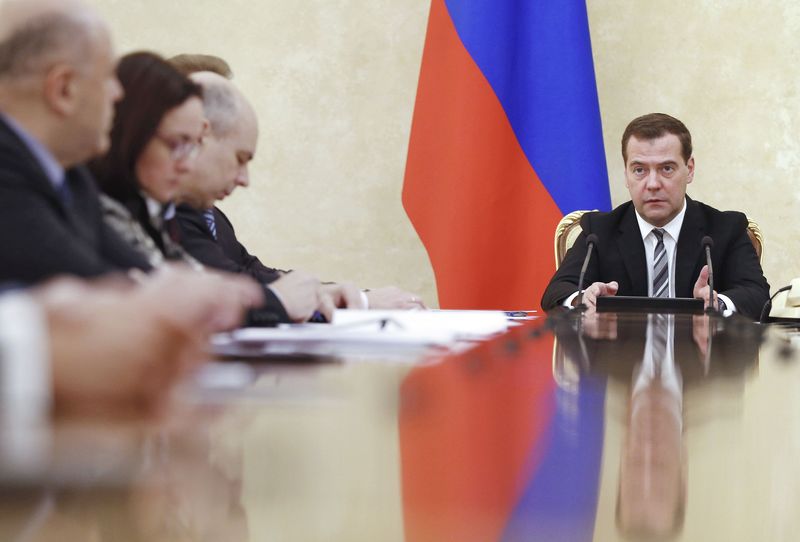© Reuters. Russian Prime Minister Dmitry Medvedev chairs a meeting on economic issues in Moscow