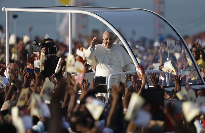 © Reuters. Pape Francisco chega de papamóvel para missa em Colombo