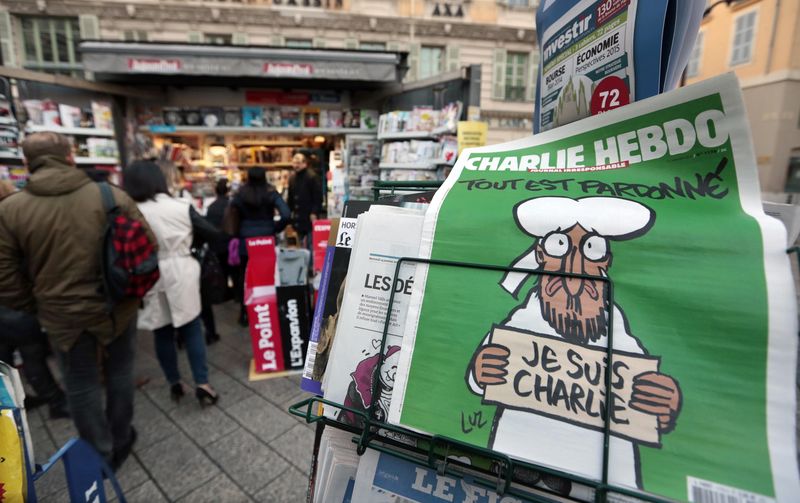 © Reuters. Pessoas fazem fila em banca de jornal de Nice, na França, para comprar nova edição do jornal  Charlie Hebdo