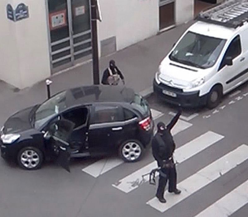 © Reuters. Homens armados do lado de fora de carro após ataque à sede do jornal Charlie Hebdo, em Paris