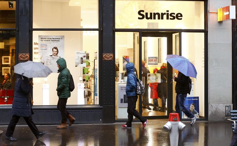 © Reuters. People walk past a shop of Swiss telecoms company Sunrise in Zurich 