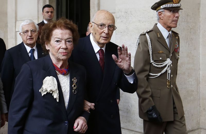 © Reuters. Presidente da Itália, Giorgio Napolitano, acena ao lado da mulher ao deixar o palácio presidencial de Quirinale, em Roma