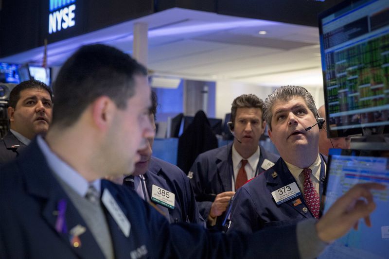 © Reuters. Traders work on the floor of the New York Stock Exchange