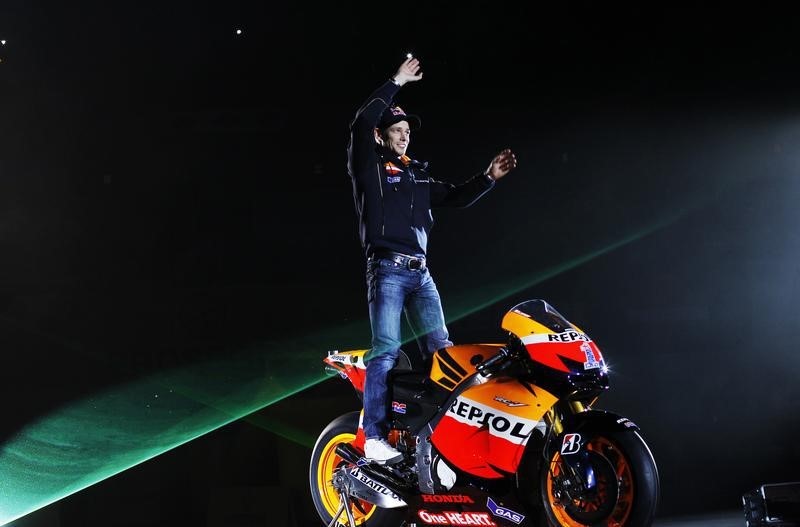 © Reuters. Honda MotoGP world champion Casey Stoner of Australia waves during a presentation of the MotoGP Honda Repsol Team in Madrid