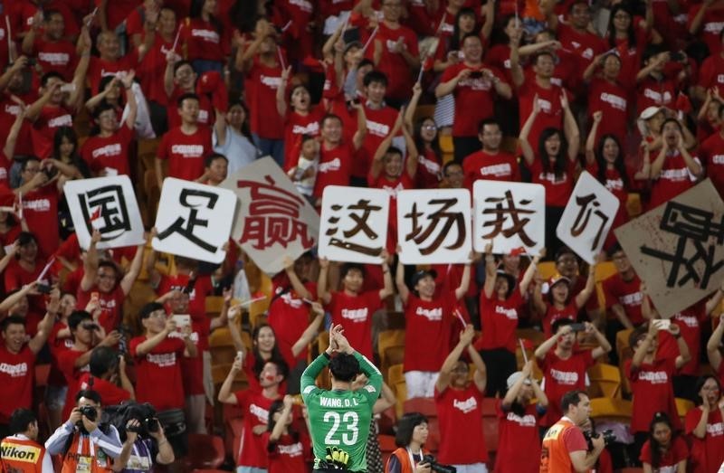 © Reuters. China's goalkeeper Wang Dalei acknowledges supporters as they celebrate the team's win over Uzbekistan after the Asian Cup Group B soccer match at the Brisbane Stadium in Brisbane