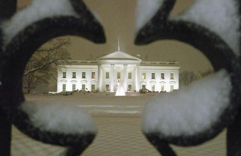 © Reuters. A view of the White House as snow begins to fall during expected blizzard in Washington DC