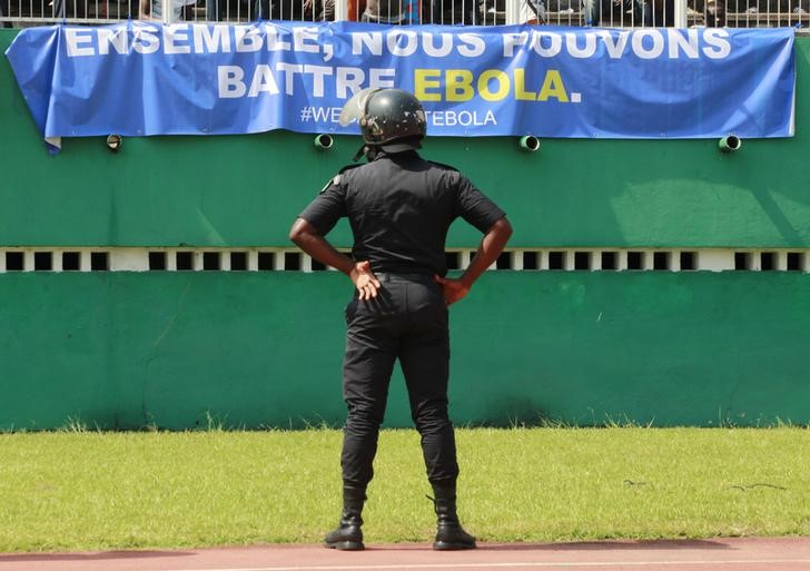 © Reuters. Segurança de estádio durante elimanatórias para CAF no estádio Felix Houphouet Boigny, em Abidjan