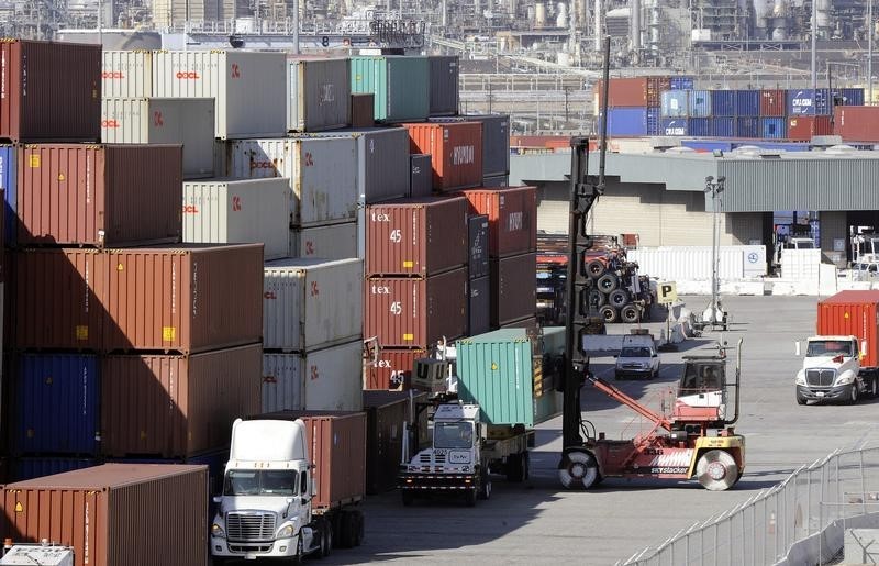 © Reuters. Truck is loaded with a shipping container at the Port of Los Angeles