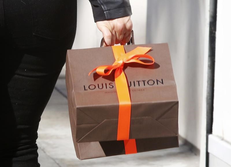 © Reuters. A shopper carries her purchases from the Louis Vuitton boutique on Rodeo Drive in Beverly Hills