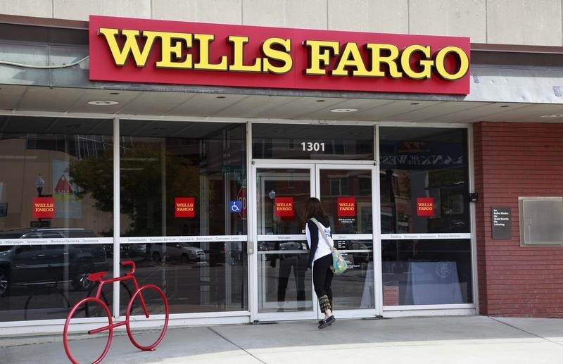 © Reuters. A customer enters the Wells Fargo bank branch in Golden