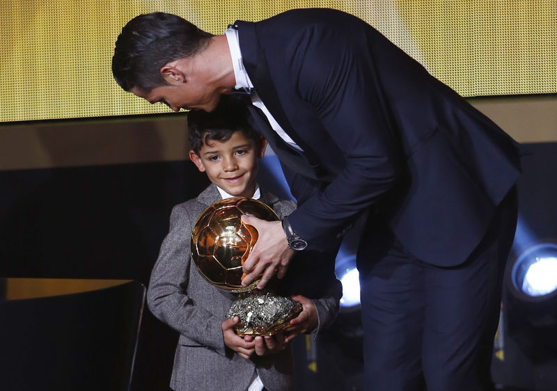 © Reuters. Jogador Cristiano Ronaldo com o filho, Cristiano Ronaldo Jr