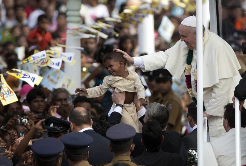 © Reuters. El papa canoniza al primer santo de Sri Lanka frente a medio millón de personas