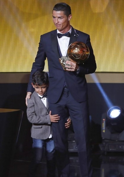 © Reuters. رونالدو يقول إن ابنه من مشجعي ميسي