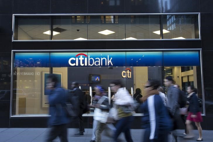 © Reuters. People walk past a Citibank branch in New York