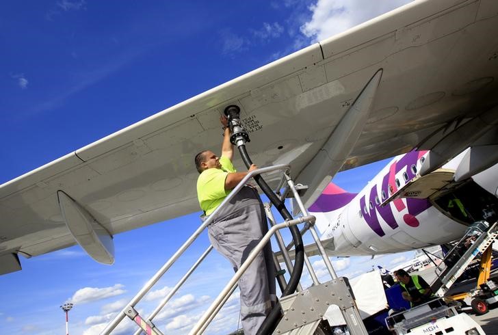 © Reuters. Empregado de aeroporto abastece avião da Wizz Air no aeroporto de Budapeste, em 10 de julho de 2014.