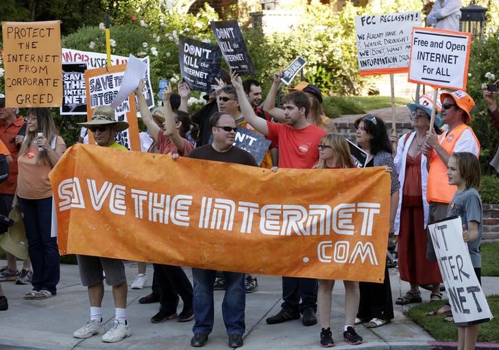 © Reuters. Pro-net neutrality Internet activists rally in the neighborhood where U.S. President Obama attended a fundraiser in Los Angeles