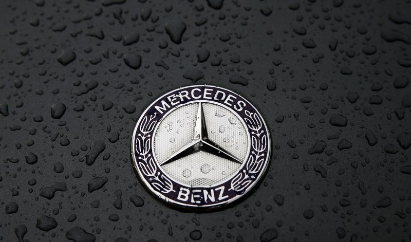 © Reuters. The logo of German car manufacturer Mercedes-Benz, a subsidiary of Daimler AG, is pictured covered with raindrops at a Mercedes-Benz branch in Frankfurt