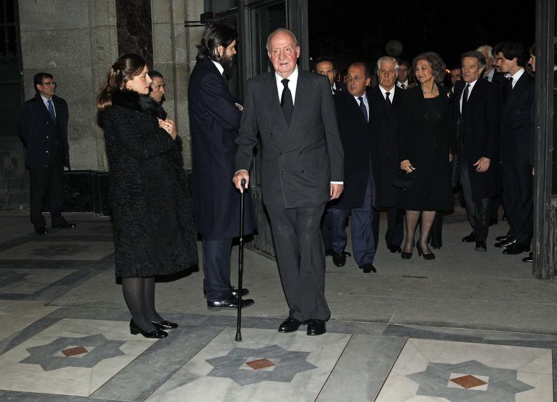 © Reuters. Spain's former king Juan Carlos (C) arrives to attends a funeral mass for the late Duchess of Alba Cayetana Fitz-James Stuart y Silva in Madrid