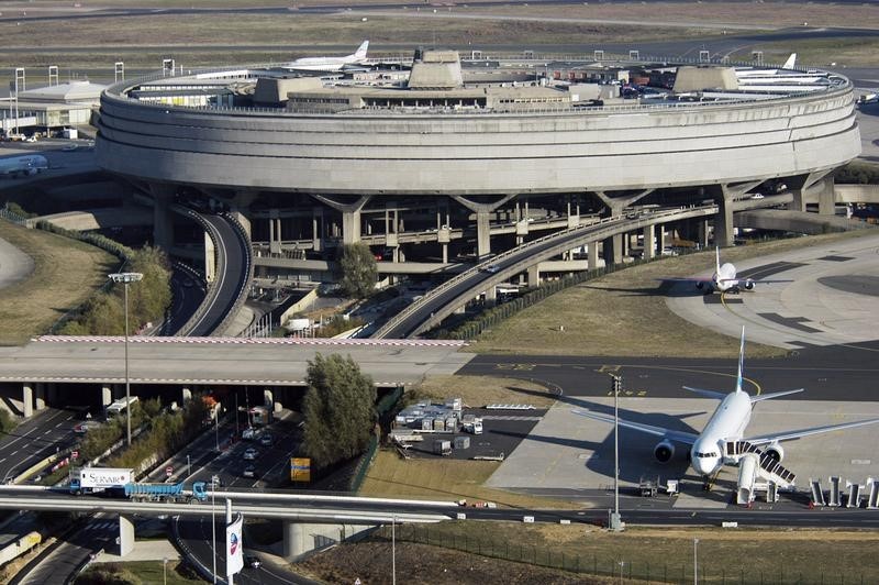 © Reuters. TRAFIC D'AÉROPORTS DE PARIS EN HAUSSE DE 2,6% EN 2014