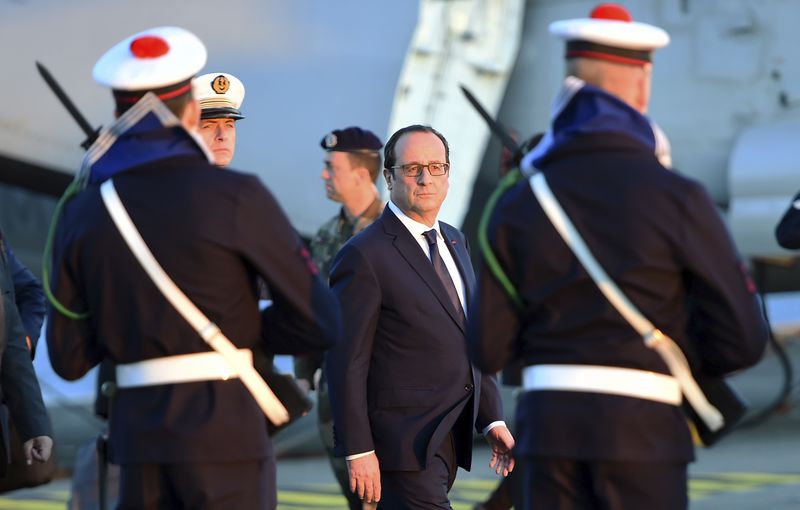 © Reuters. Presidente da França visita porta-aviões francês Charles de Gaulle