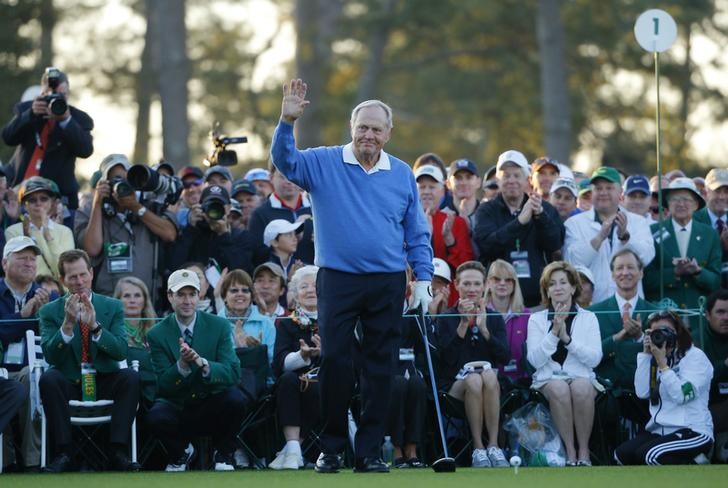 © Reuters. Former Masters champion Jack Nicklaus of the U.S. waves before hitting his drive at the ceremonial start of the 2014 Masters golf tournament at the Augusta National Golf Club in Augusta
