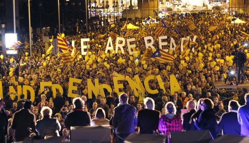 © Reuters. Pro-independence citizens hold up giant letters reading "We are ready, Independence" during the final meeting before the 9N consultation, in Barcelona