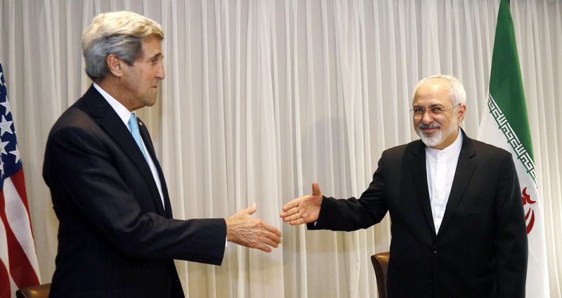 © Reuters. Secretário de Estado dos EUA, John Kerry, cumprimenta ministro das Relações Exteriores do Irã, Mohammad Javad Zarif, antes de reunião em Genebra