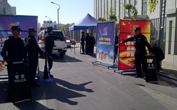 © Reuters. Policiais em região de Xinjiang