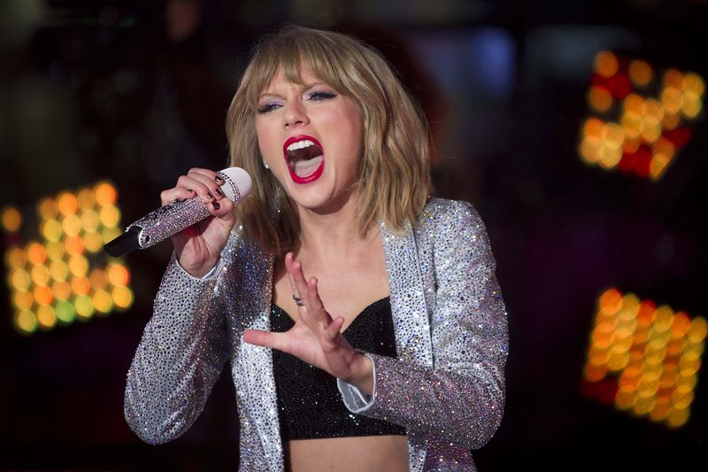 © Reuters. Taylor Swift performs in Times Square on New Year's Eve in New York