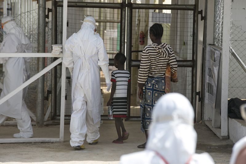 © Reuters. Agente da saúde acompanha novos pacientes de Ebola em Serra Leoa