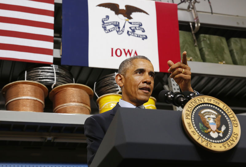 © Reuters. U.S. President Barack Obama gestures as he talks about access to high-speed broadband for Americans after he views a fiber optics splicing demonstration at Cedar Falls Utilities in Iowa