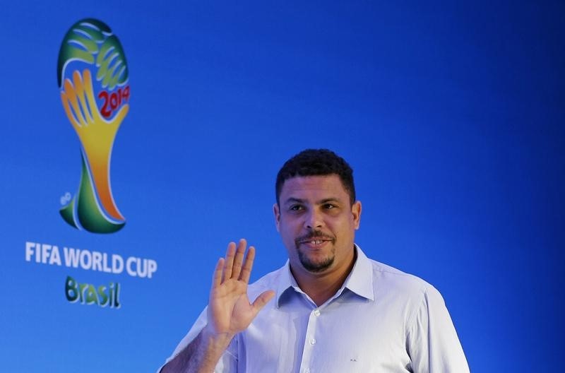 © Reuters. Ronaldo waves as he arrives at a news conference in Sao Joao da Mata