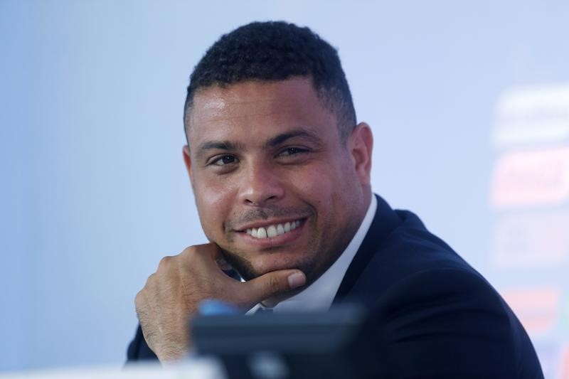 © Reuters. Member of the 2014 World Cup local organizing committee Ronaldo attends a news conference in Rio de Janeiro